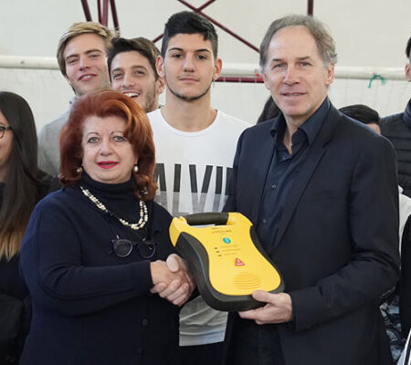 Un defibrillatore in ogni scuola di Milano